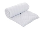 Pilota Alcam Damasc White Line 180x200 cm, umplutura cu bumbac, 300 g/mpCompozitie umplutura: Fibra bumbac, fibra siliconica | Sezon: Toamna; Iarna | Proprietati: Matlasata | Densitate: 300 g/m²