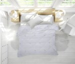 Pilota Alcam, Lavender Dusk microfibra matlasata, 140x200 cm, 250g/mpCompozitie umplutura: Fibra siliconica | Sezon: 4 anotimpuri | Proprietati: Matlasata | Densitate: 250 g/m²